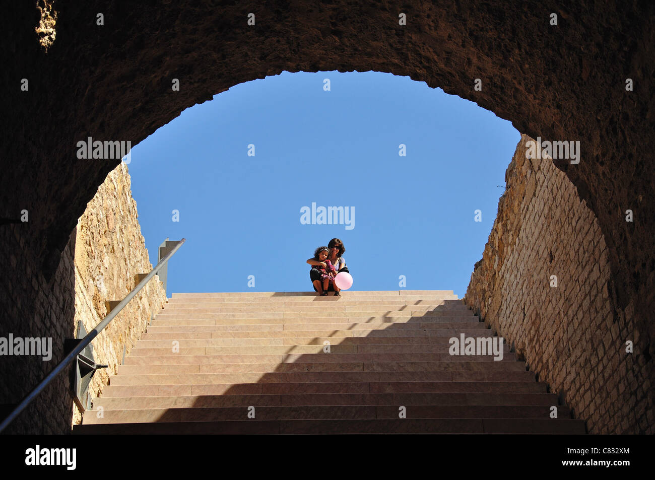 Femme et enfant sur mesures pour Circ Roma, Vieille Ville, Tarragona, Costa Dorada, province de Tarragone, Catalogne, Espagne Banque D'Images