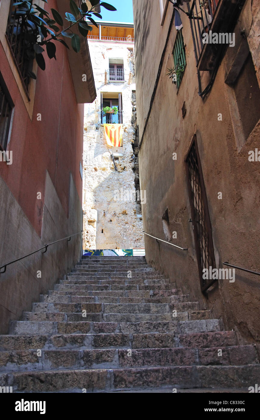Les étapes de l'étroite rue, Vieille Ville, Tarragona, Costa Dorada, province de Tarragone, Catalogne, Espagne Banque D'Images