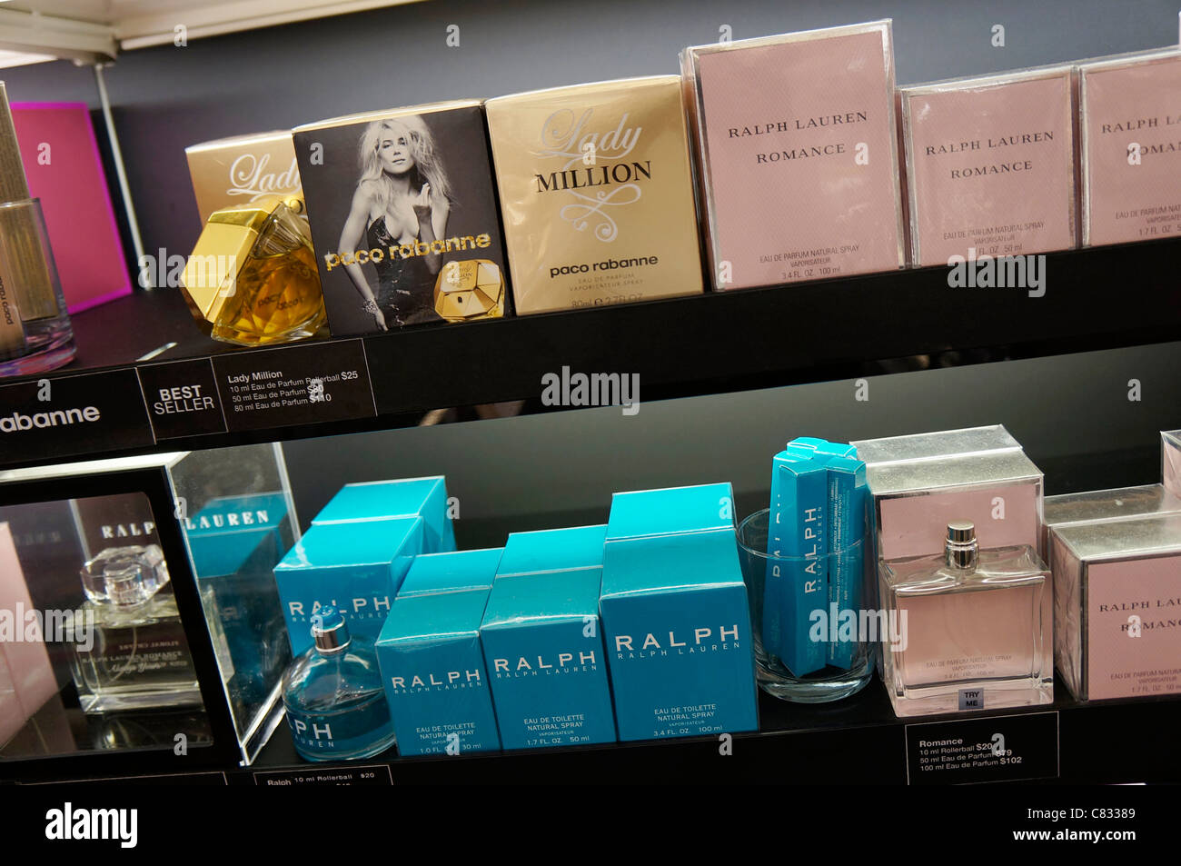 Concepteur de divers parfums de marque affichée sur étagère de magasin  Photo Stock - Alamy