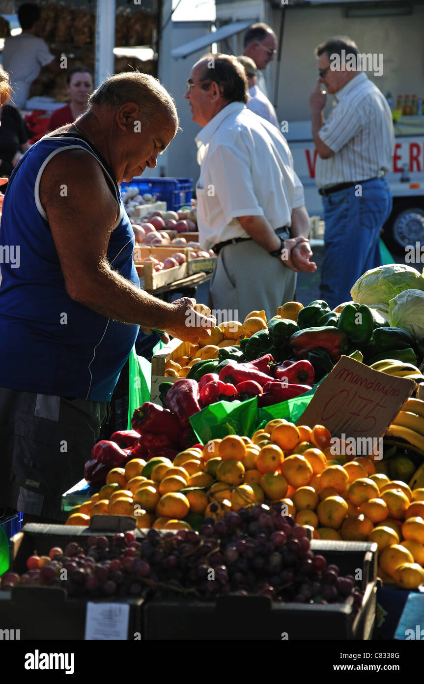 Étal de fruits au marché du dimanche de Bonavista, Bonavista, près de Salou, Costa Dorada, province de Tarragone, Catalogne, Espagne Banque D'Images