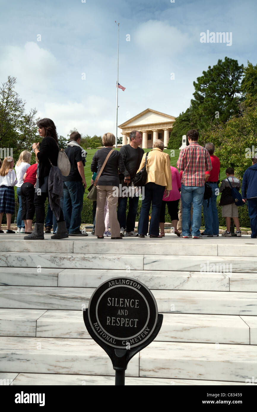 Les visiteurs de la tombe de John et Jackie Kennedy, le cimetière d'Arlington, Washington DC USA Banque D'Images