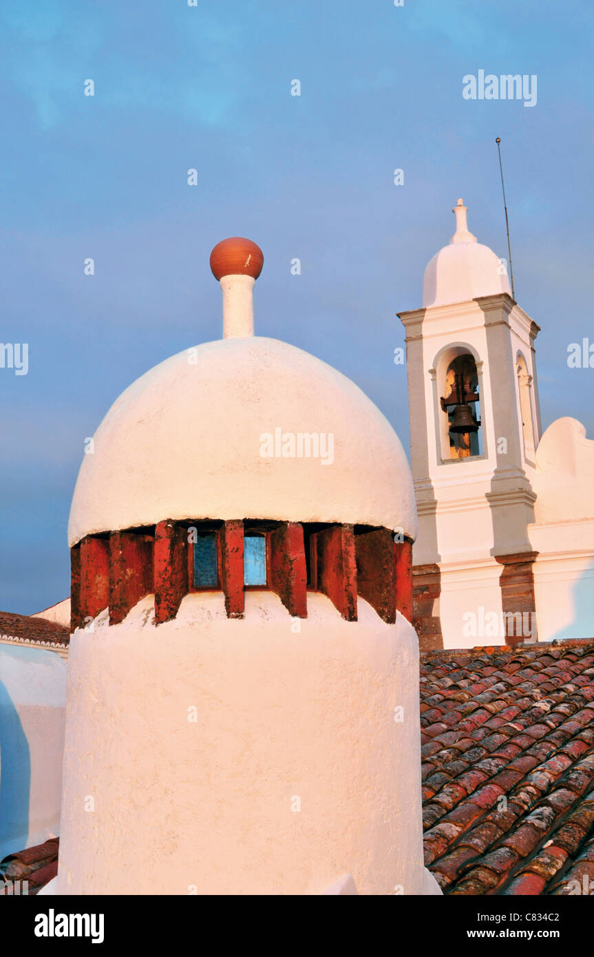 Le Portugal, l'Alentejo : cheminée typique et clocher de l'église dans le village historique de Monsaraz Banque D'Images