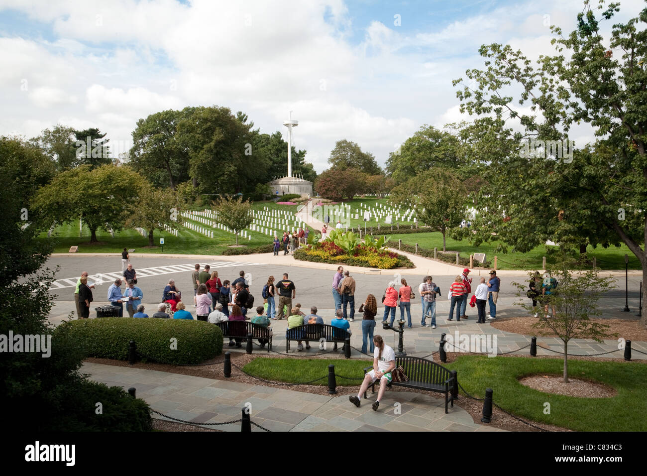 Les visiteurs au cimetière d'Arlington, à la recherche de l'amphithéâtre vers le mémorial de l'USS Maine, Washington DC USA Banque D'Images