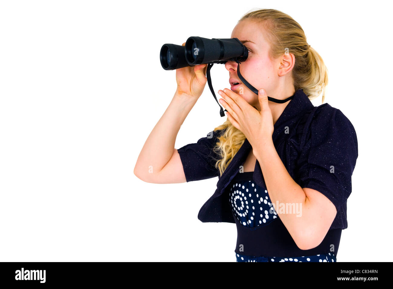 Jeune femme d'affaires à l'avenir avec des jumelles sur fond blanc Banque D'Images