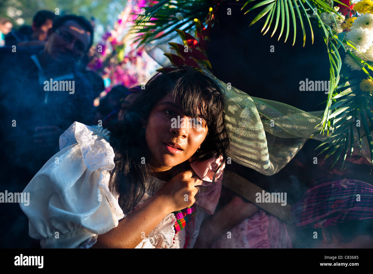 Les filles d'El Salvador s'acquitter un autel avec une statue de la Vierge Marie au cours de la procession de la fleur et le Palm Festival à El Salvador. Banque D'Images