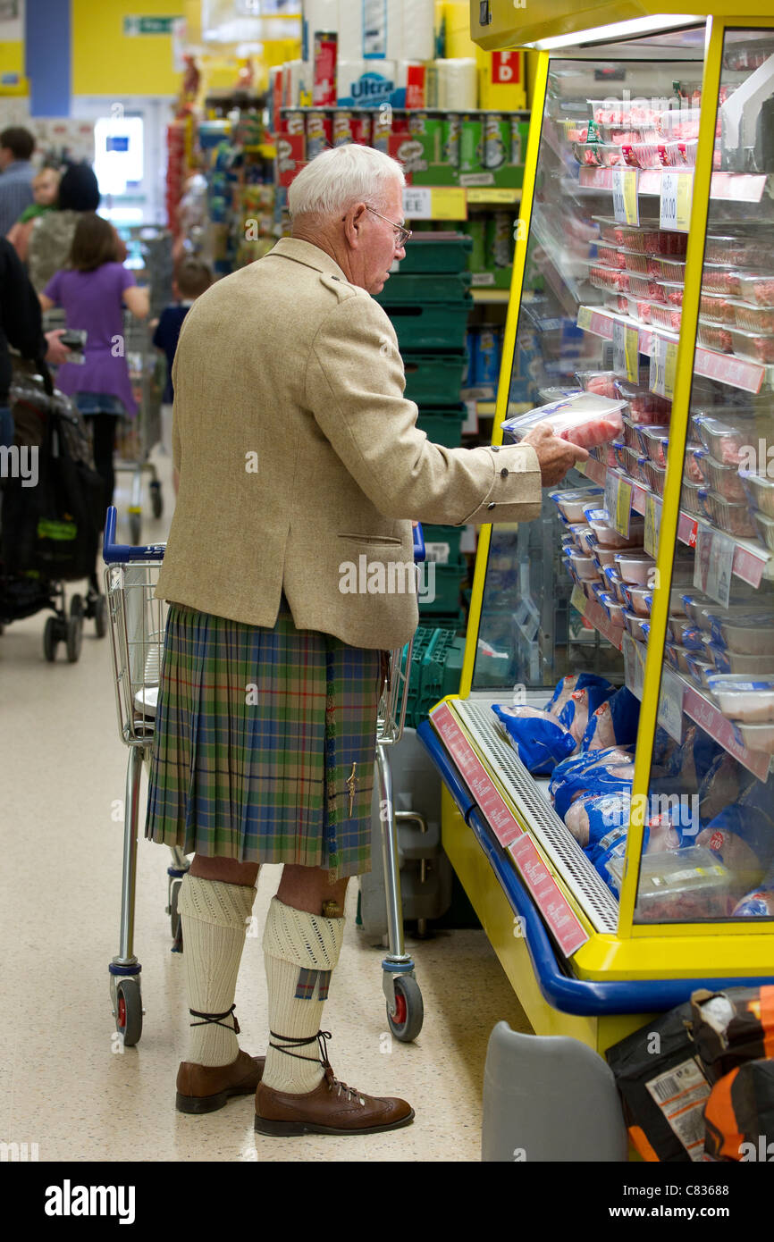 Personnes âgées vieux Ecossais kilt écossais shopping shop porter porter le costume traditionnel de la haute épicerie supermarché Ecosse Banque D'Images
