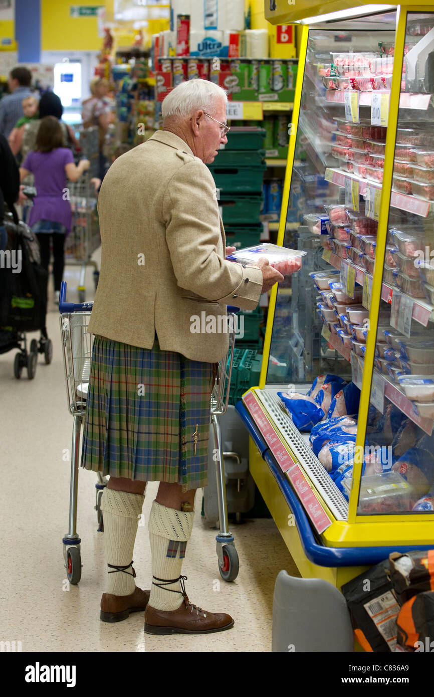 Personnes âgées vieux Ecossais kilt écossais shopping shop porter porter le costume traditionnel de la haute épicerie supermarché Ecosse Banque D'Images