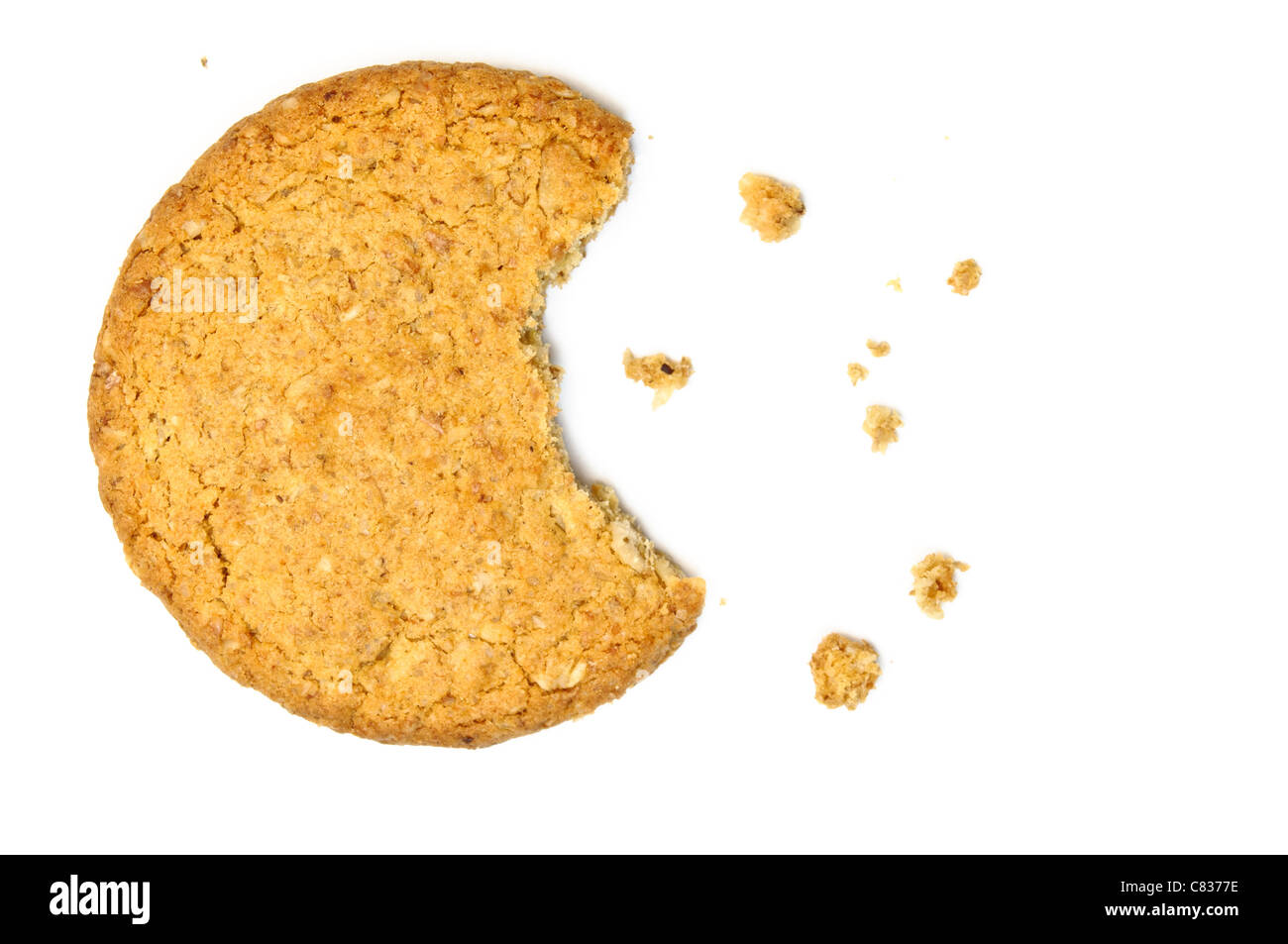 Vue aérienne de miettes de biscuits isolated on white Banque D'Images