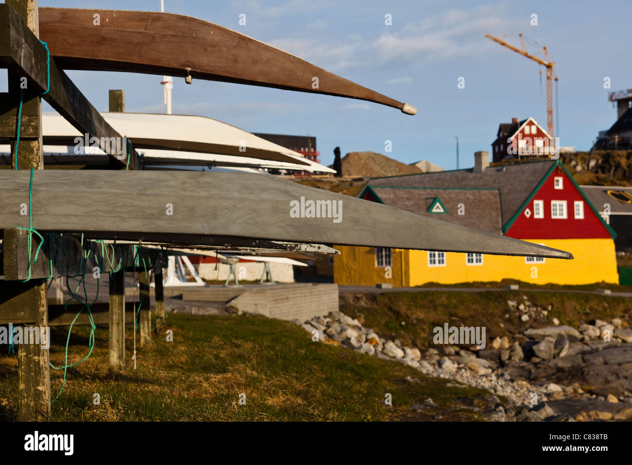 Kayaks sur un rack sur le vieux port, Nuuk, Groenland. Banque D'Images