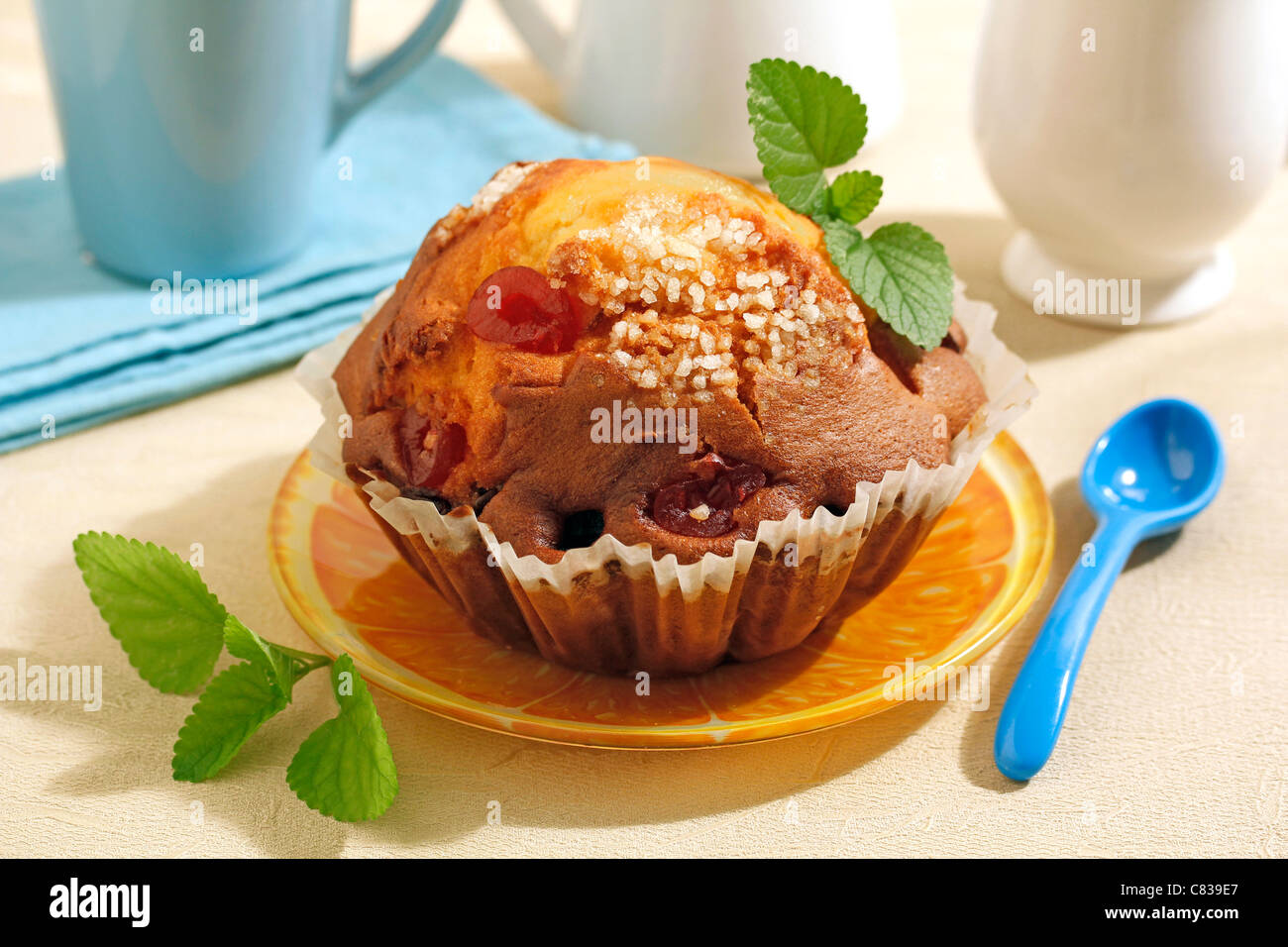 Muffin géant avec les cerises. Recette disponible. Banque D'Images