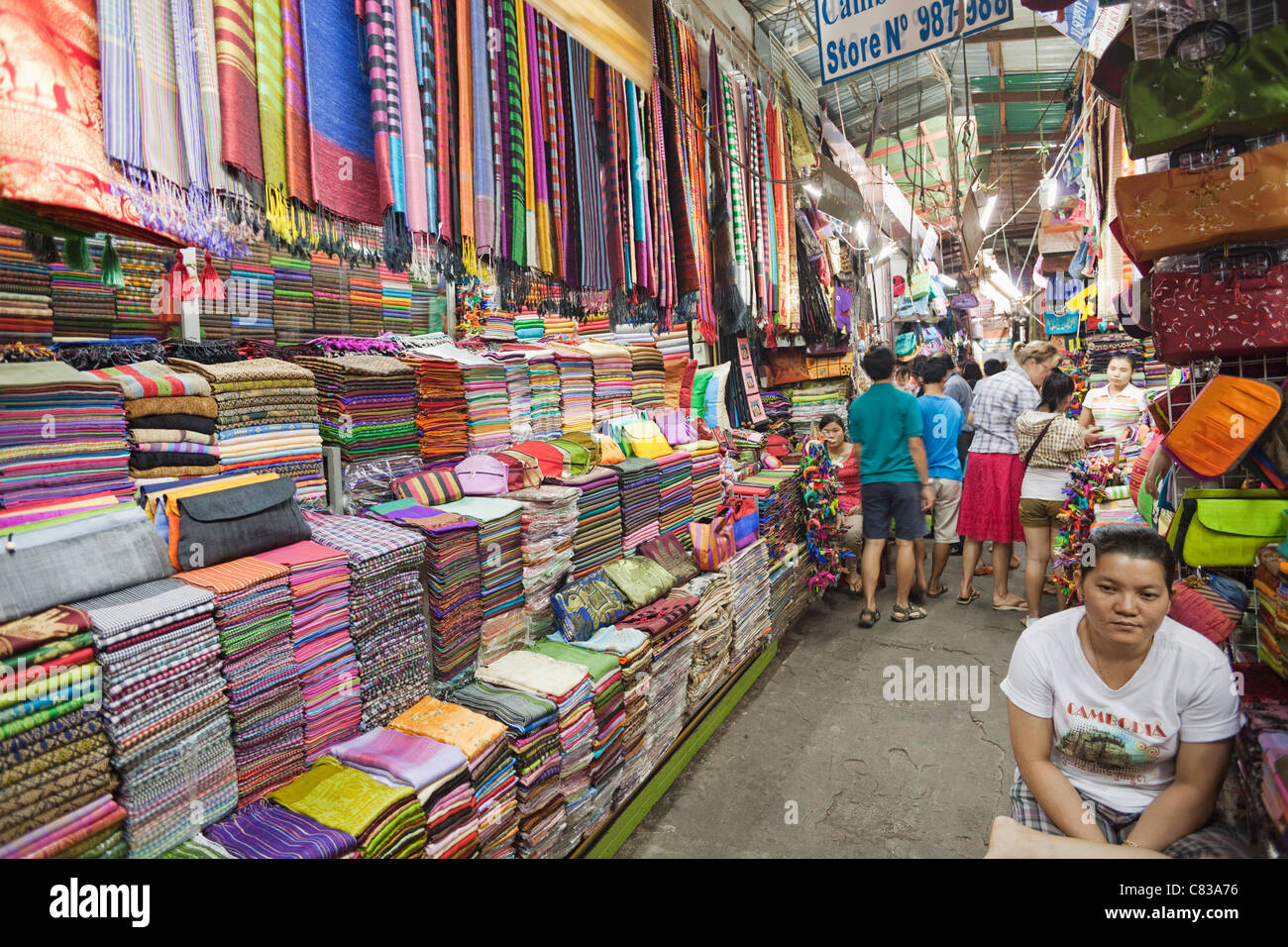 Cambodge, Phnom Penh, le marché russe, de matériel et de fabrication de la soie Banque D'Images