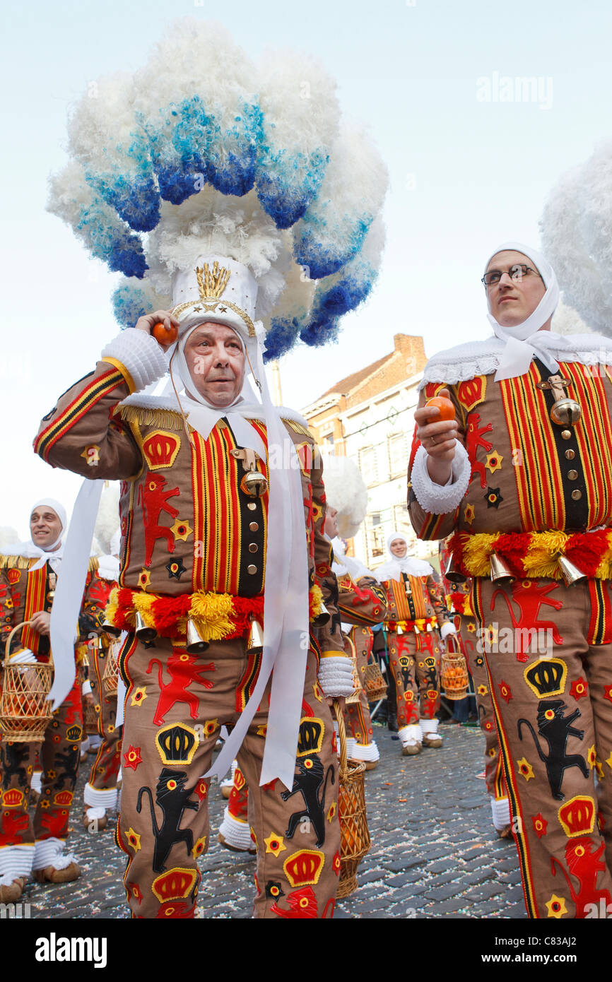 Carnaval de Binche Belgique festival participants chef traditionnel-dress costume costumes personnes afficher couleur couleur masque coloré Banque D'Images