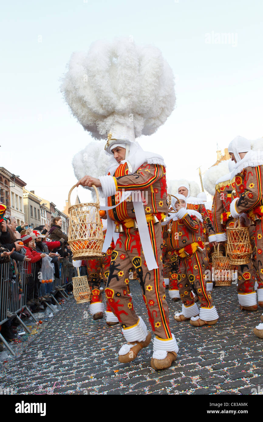 Carnaval de Binche Belgique festival participants chef traditionnel dress costume costumes de danse les gens de couleur d'affichage couleur coloré Banque D'Images