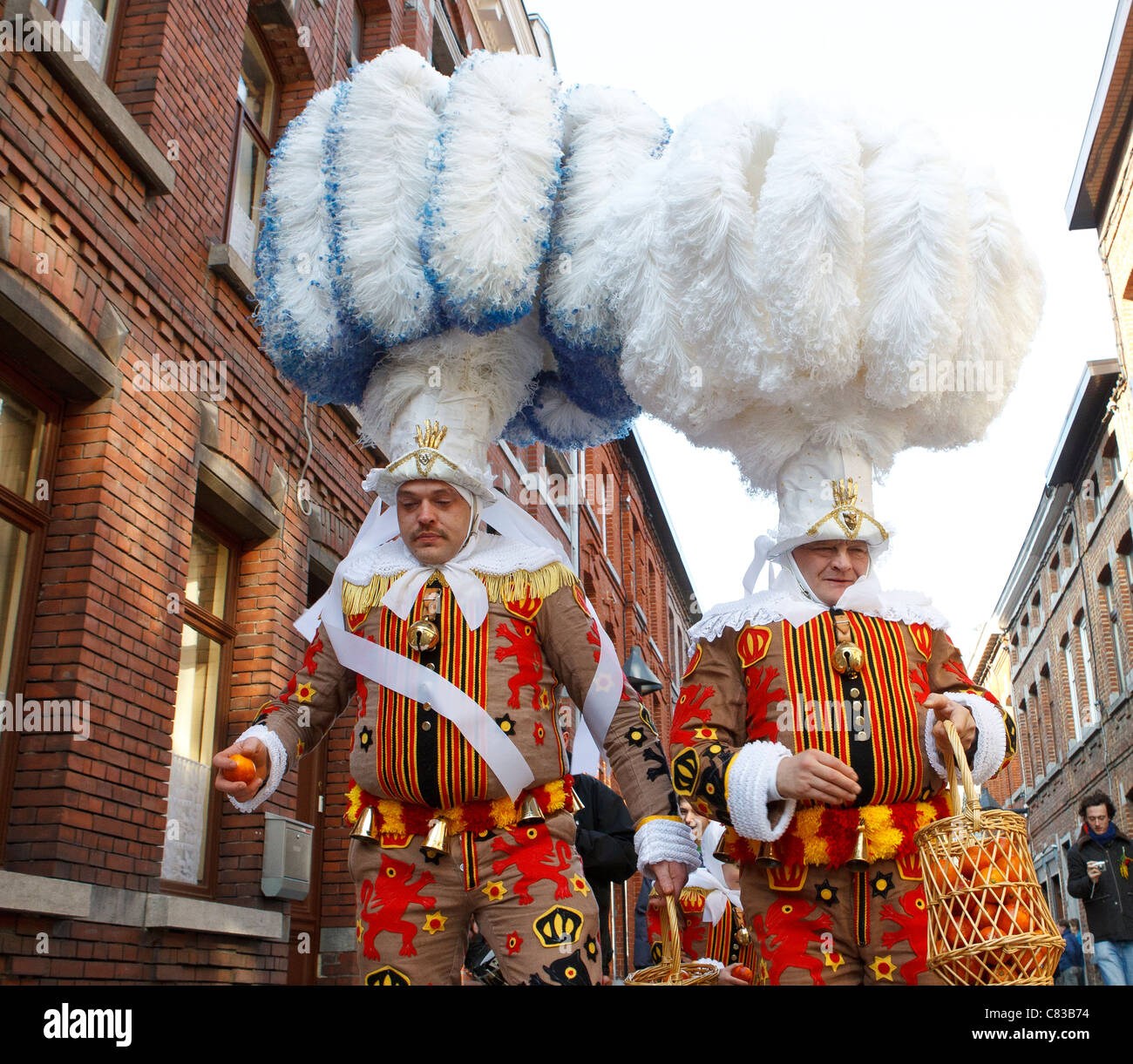 Carnaval de Binche Belgique festival participants chef traditionnel-dress costume costumes personnes afficher couleur couleur masque coloré Banque D'Images