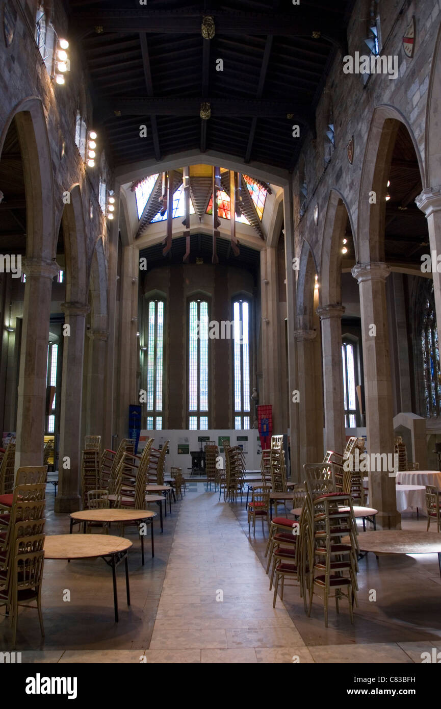 Cathédrale de Sheffield Eglise Saint Pierre et Saint Paul, de l'intérieur avec bancs et chaises et tables supprimées Mise en place pour le dîner Événement, UK Banque D'Images