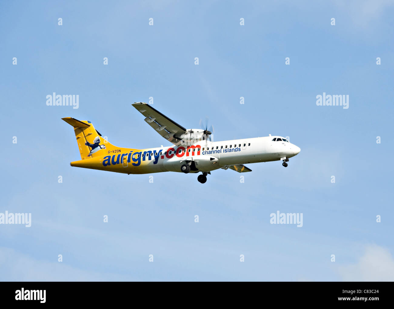 Aurigny Air Services avion ATR 72-500 G-VZON à l'atterrissage à l'aéroport de Gatwick West Sussex England United Kingdom UK Banque D'Images