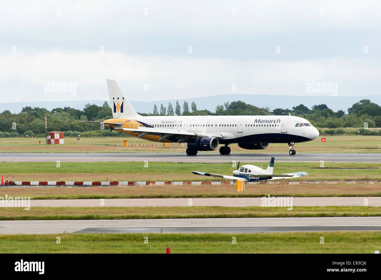 Monarch Airlines Airbus A321-231 G-OJEG avion à l'atterrissage à l'Aéroport International de Manchester en Angleterre Royaume-Uni UK Banque D'Images