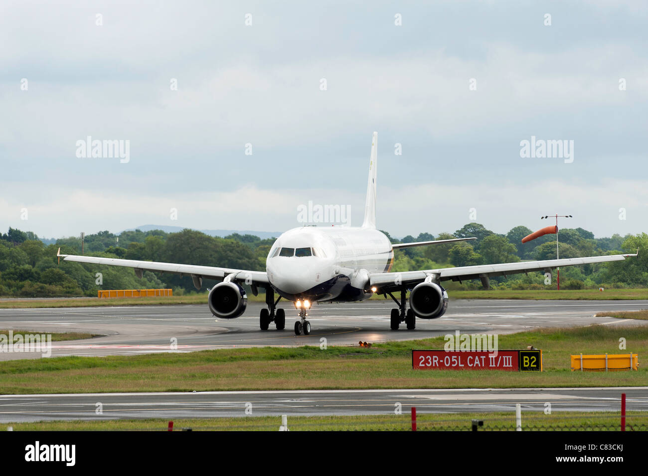 Monarch Airlines avion Airbus A321-231 G-OJEG roulage à l'Aéroport International de Manchester en Angleterre Royaume-Uni UK Banque D'Images