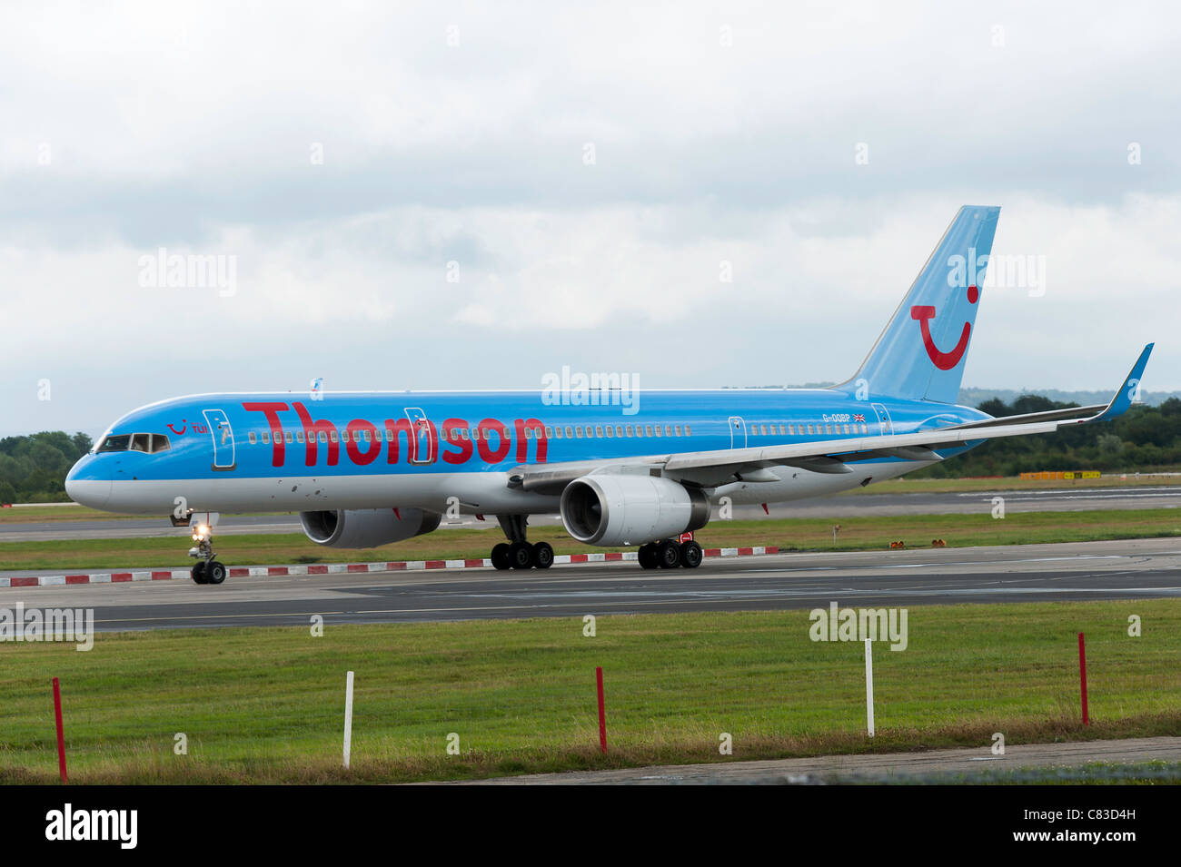 Thomson Airlines Boeing 757-2G5 (avion de ligne) et G-OOBP roulage à l'Aéroport International de Manchester en Angleterre Royaume-Uni UK Banque D'Images