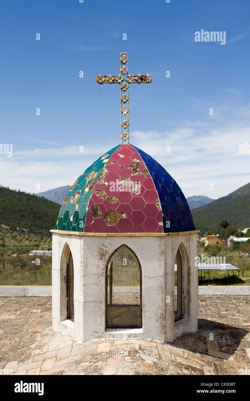 Un clocher d'église dans le village de Los Lirios dans le Parc National de Arteaga, Mexique. Banque D'Images