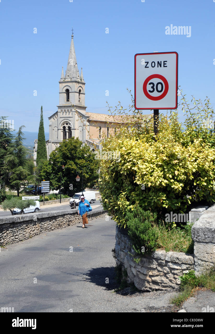 Nouvelle église Eglise neuve construite en 1870 dans la ville de Bonnieux, Vaucluse en Provence, France Banque D'Images