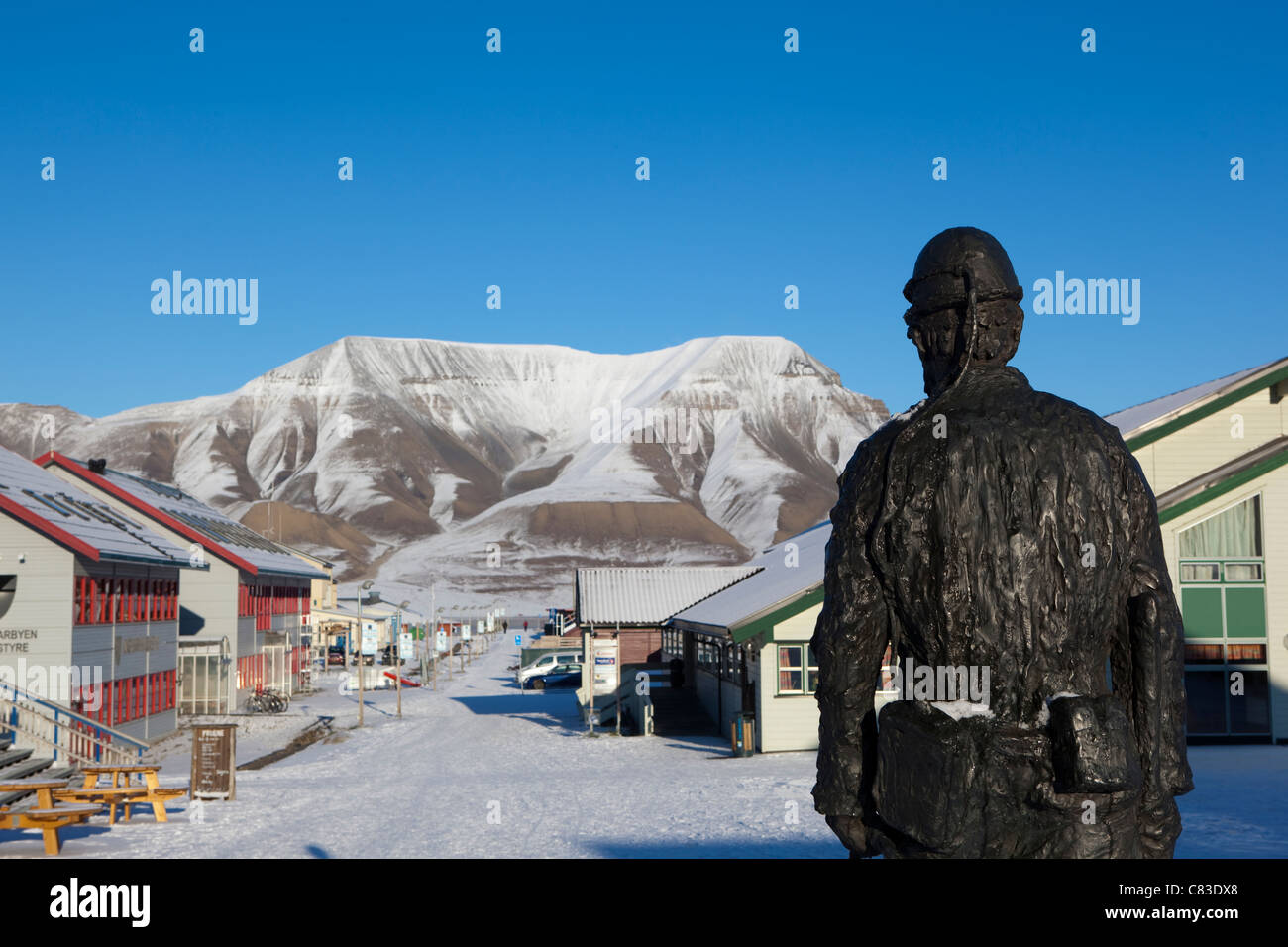 Statue d'un mineur de charbon, Longyearbyen, Svalbard, qui était autrefois une ville minière dans l'Arctique Banque D'Images