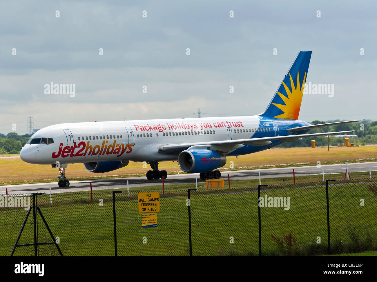 Boeing 757-204 Jet 2 Jours fériés (avion de ligne) et G-LSAM roulage à l'Aéroport International de Manchester en Angleterre Royaume-Uni UK Banque D'Images