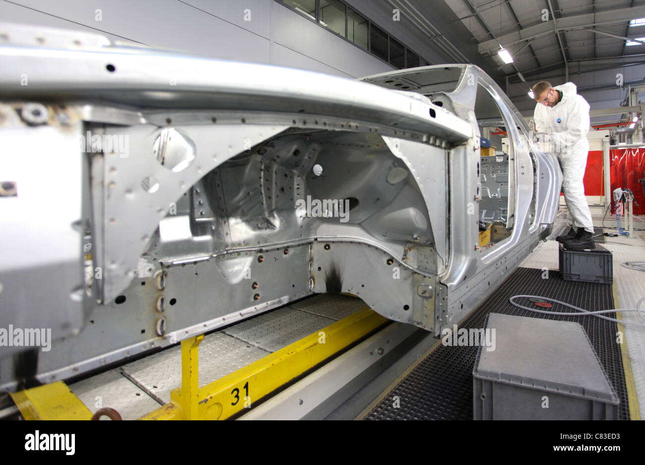 Les employés travaillent sur une Bentley Mulsanne motor car à l'usine de Crewe, Royaume-Uni Banque D'Images