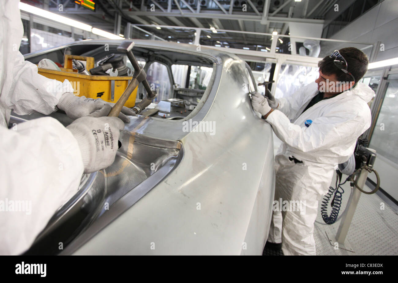 Les employés travaillent sur une Bentley Mulsanne motor car à l'usine de Crewe, Royaume-Uni Banque D'Images