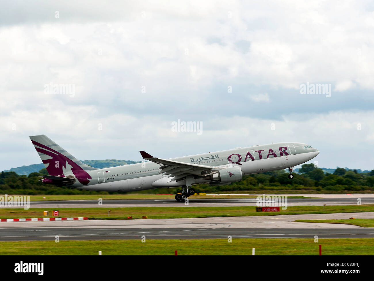 Qatar Airways Airbus A330-202 A7-avion de décoller pour Doha de l'Aéroport International de Manchester en Angleterre Royaume-Uni Banque D'Images