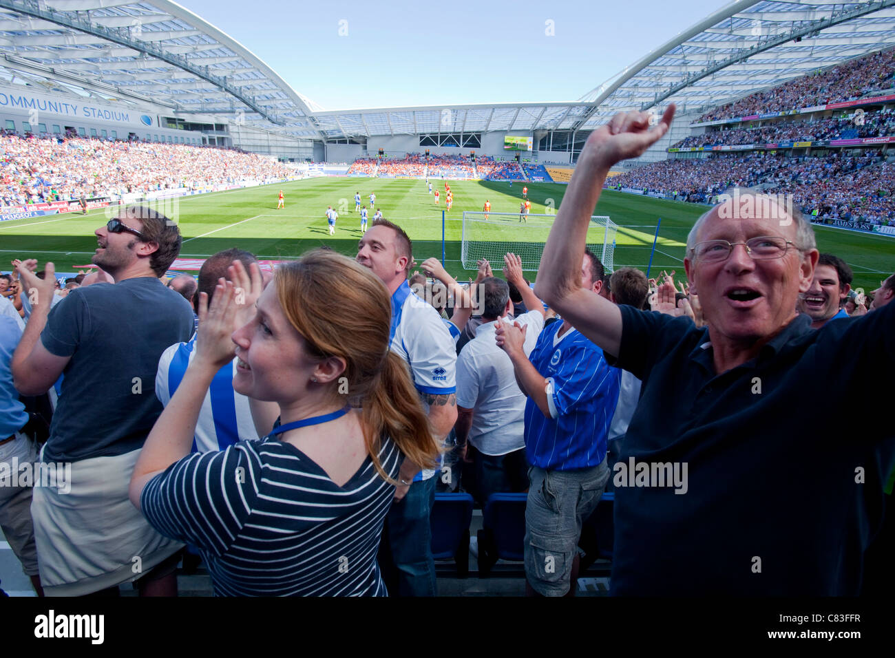 Brighton et Hove Albion Football fans, le stade communautaire American Express (Amex), Brighton, Sussex, Angleterre Banque D'Images