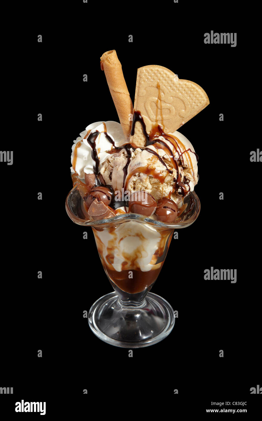 Glace dans un plat en verre sur fond noir Banque D'Images