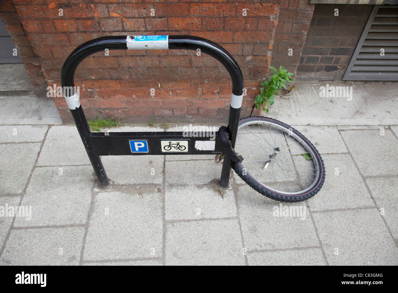 Rack à vélo avec une seule roue gauche verrouillé sur elle Banque D'Images