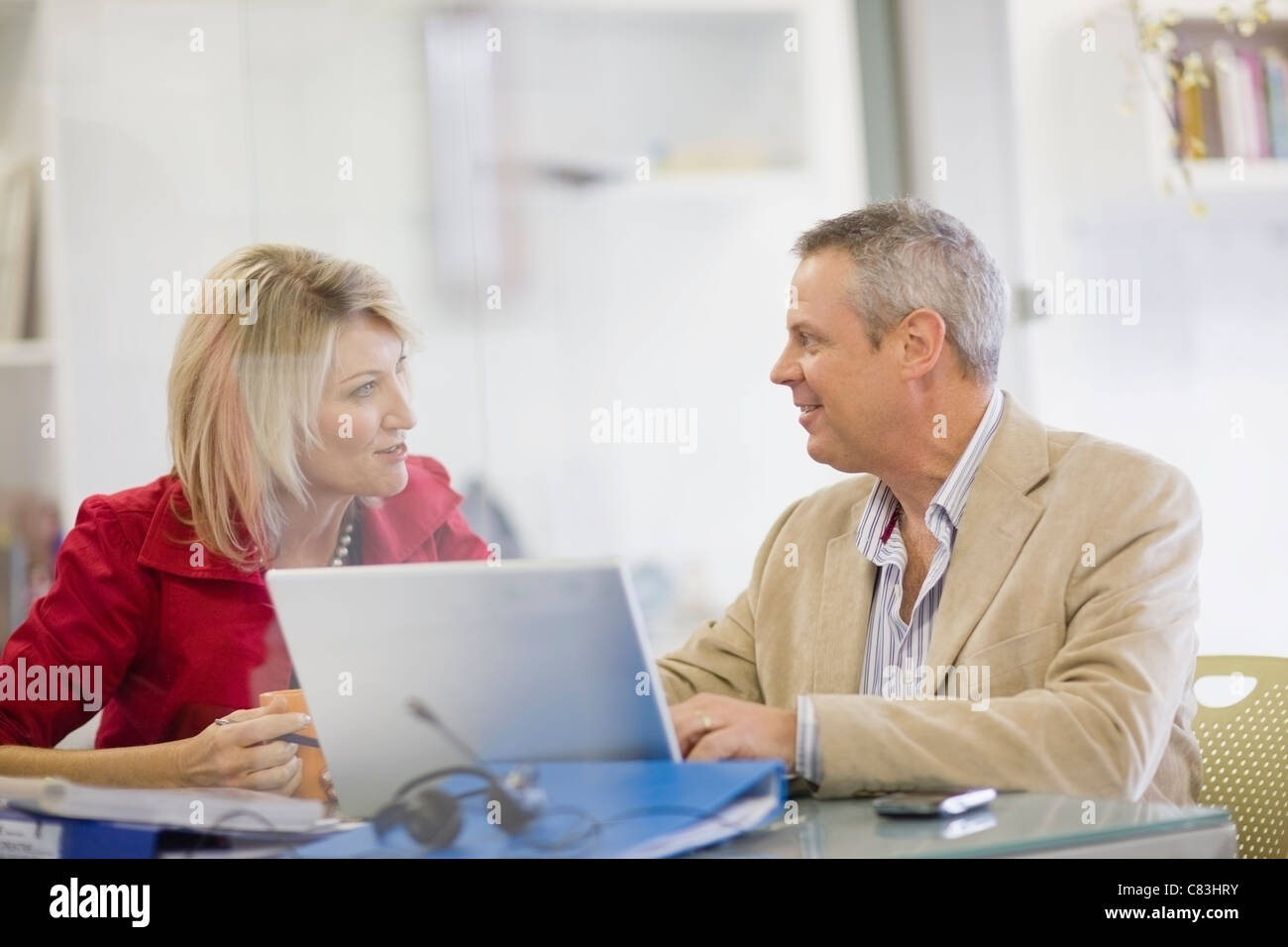 Business people talking in office Banque D'Images