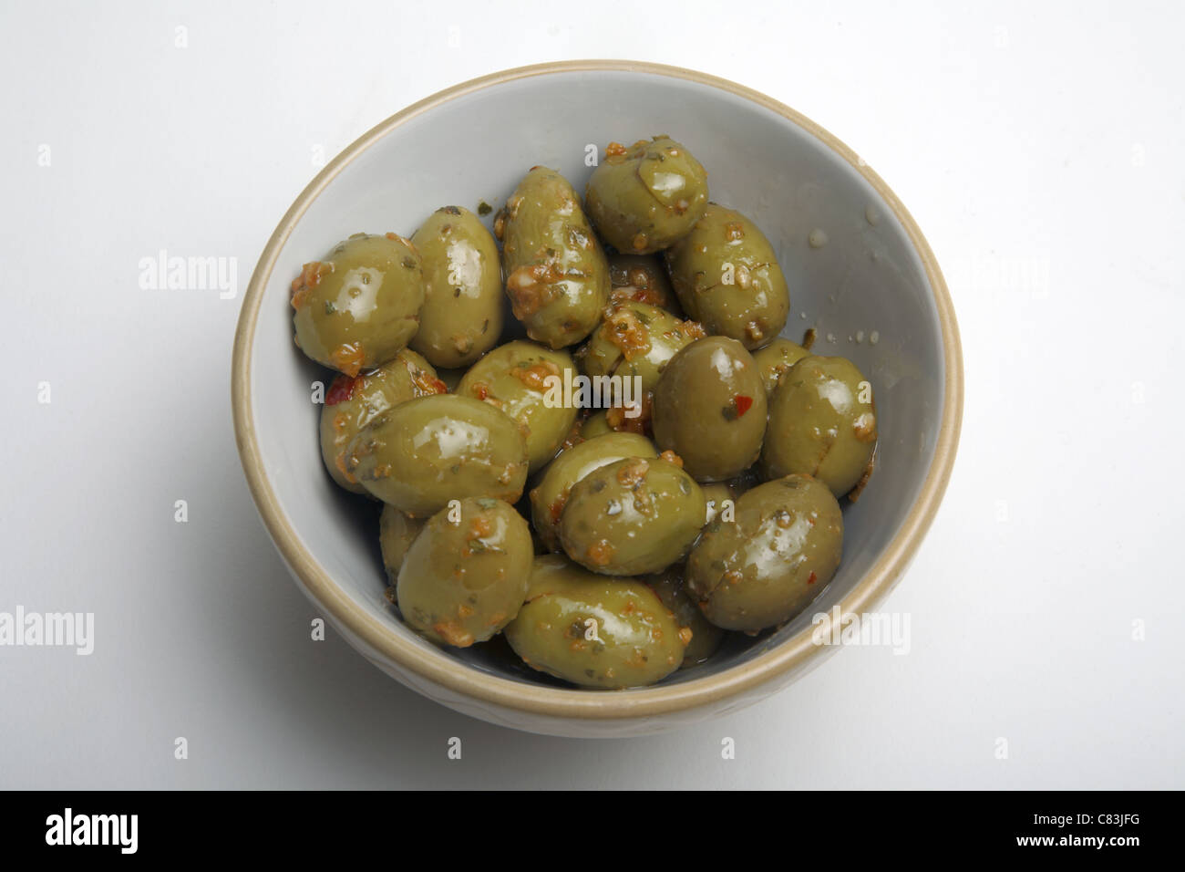 Olives vertes dans un bol. Banque D'Images