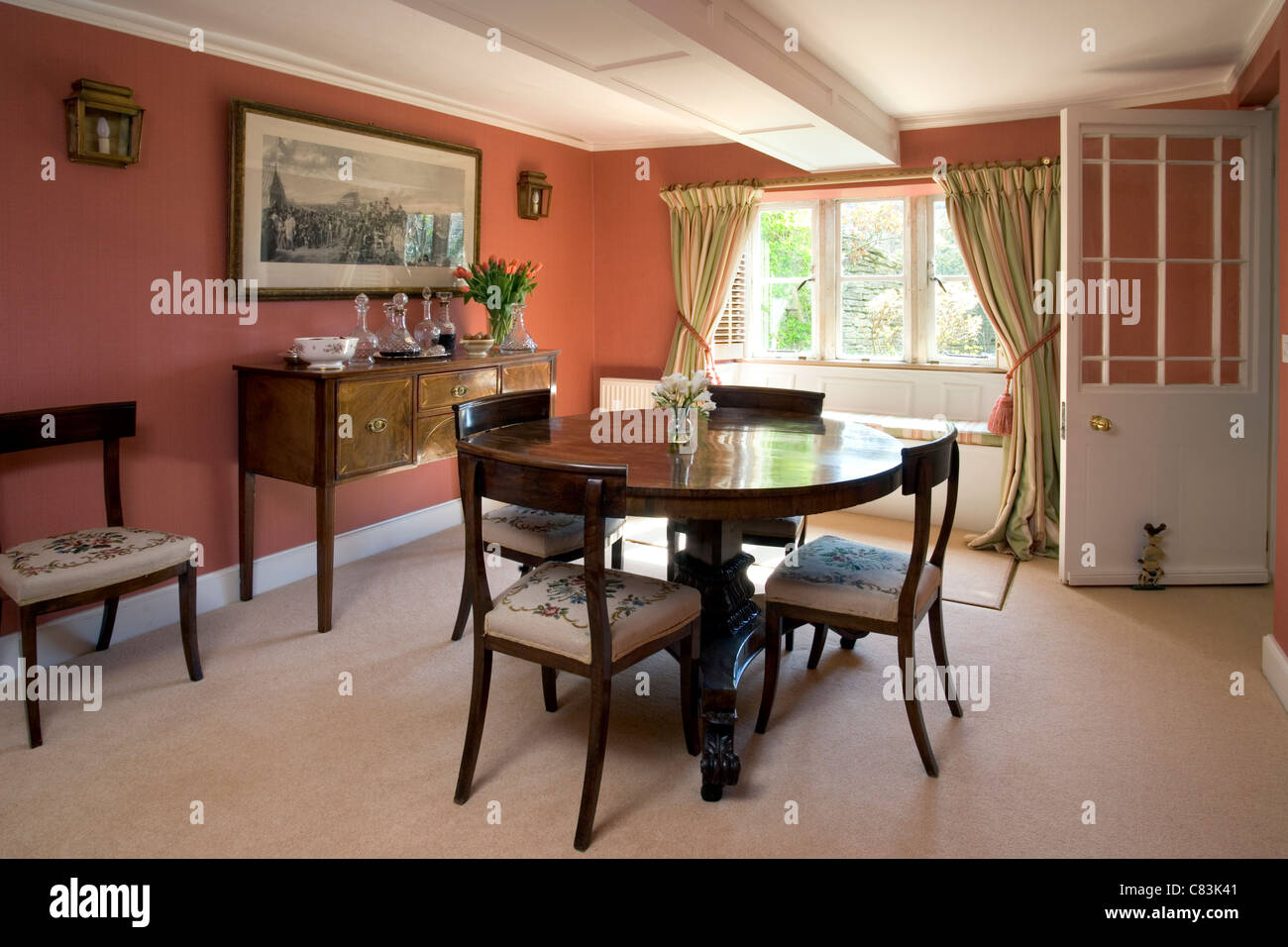Salle à manger meublée de façon traditionnelle Photo Stock - Alamy