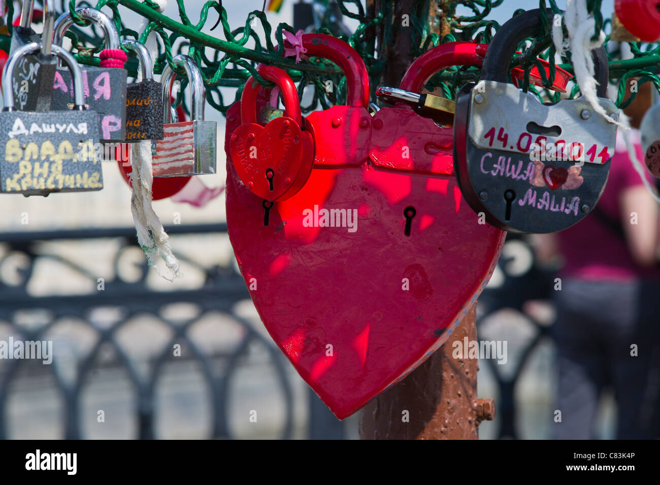 Le cadenas l'arborescence sur le Lover's Bridge à Moscou, Russie. Nouvelle tradition de mariage Banque D'Images