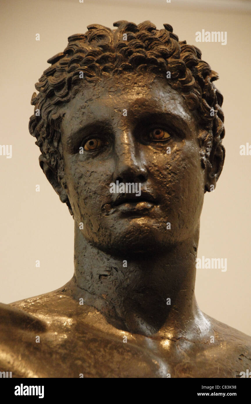 L'art grec en Grèce. 4ème siècle avant notre ère. Statue en bronze d'un jeunes identifiés comme Perseus avec tête de Méduse la pendaison. Banque D'Images
