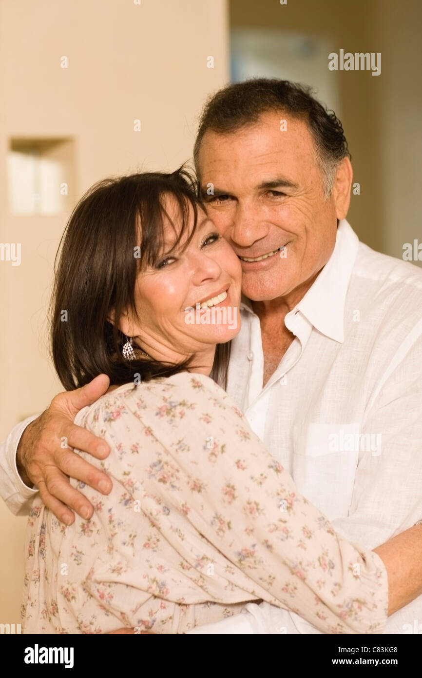 Smiling older couple hugging Banque D'Images