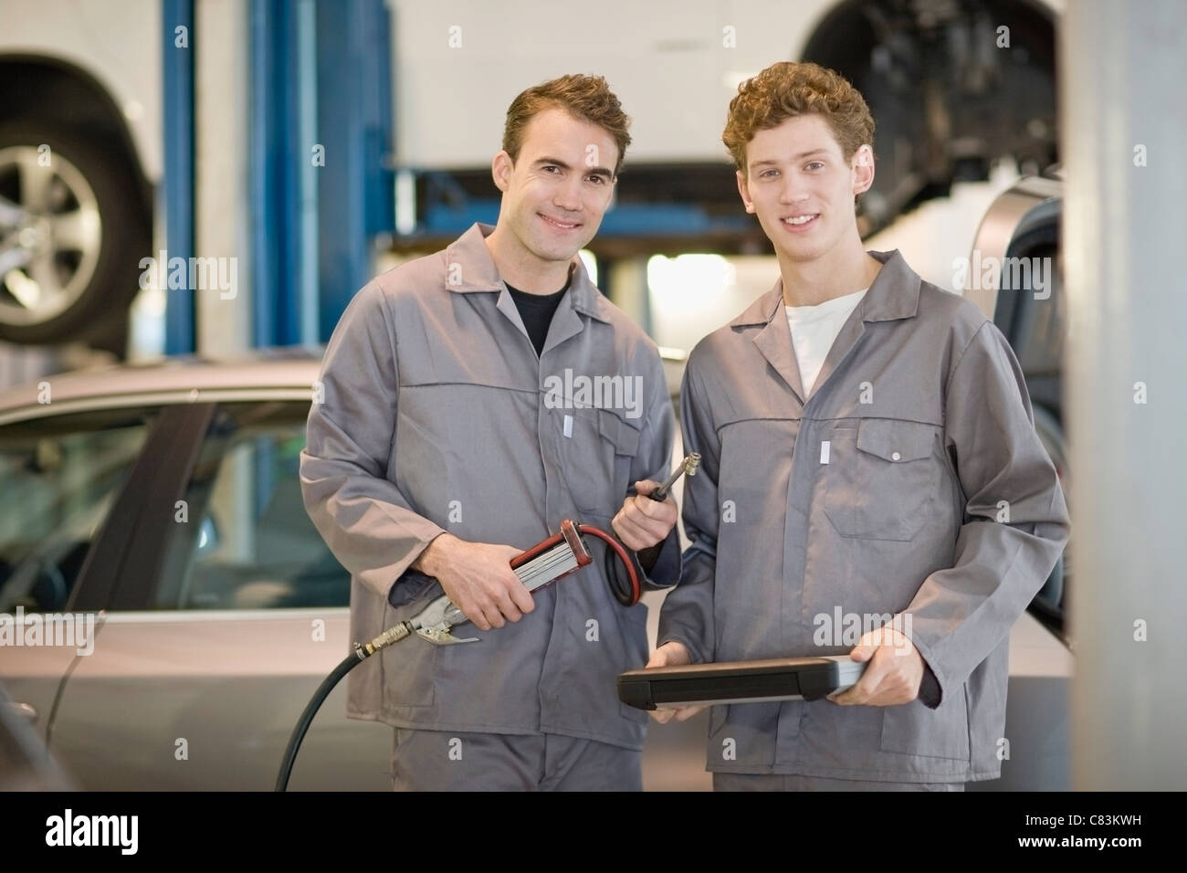 Mécaniciens travaillant dans un garage Banque D'Images