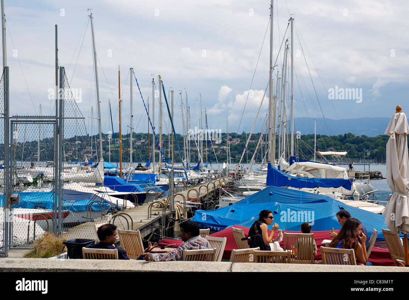 Bateaux disponibles sur le bord de l'eau, le lac de Genève, Suisse Banque D'Images