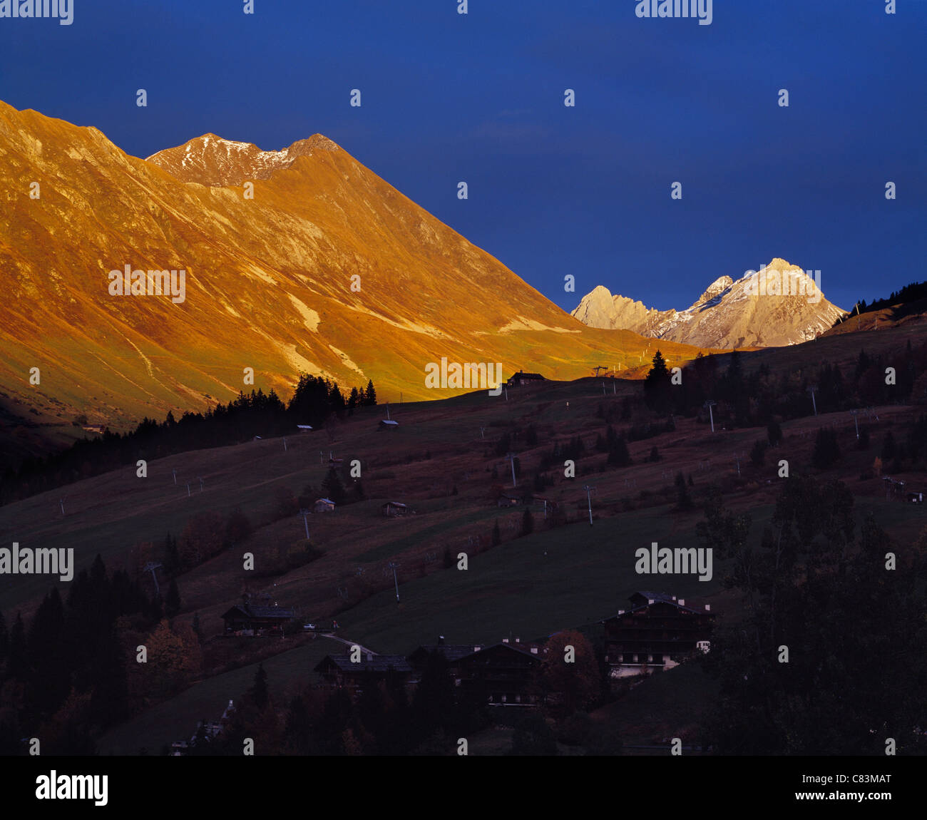 Soleil du soir sur les sommets au-dessus du col de la Colombière, vue de : Le Chinaillon. Le Grand-Bornand, Haute-Savoie, France Banque D'Images