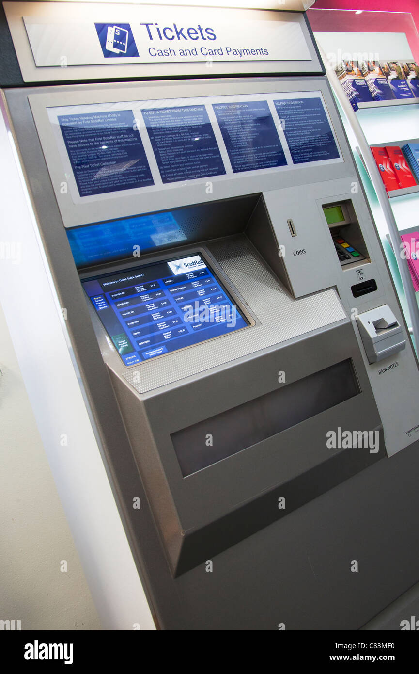 À l'intérieur de la gare de Stirling, Écosse Scotrail au distributeur de billets pour les voyages en train rapide Banque D'Images