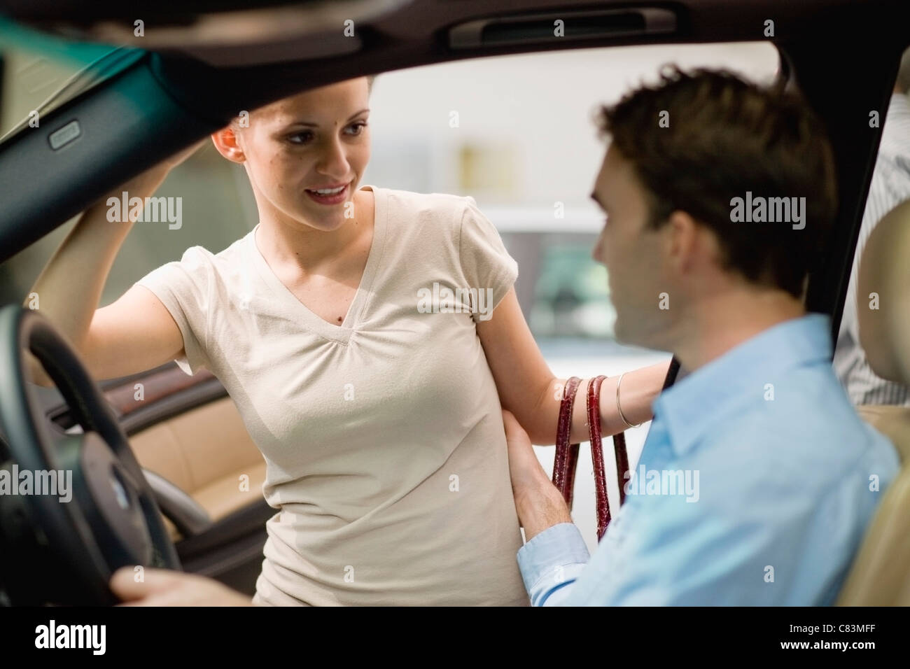 L'examen de deux car in showroom Banque D'Images