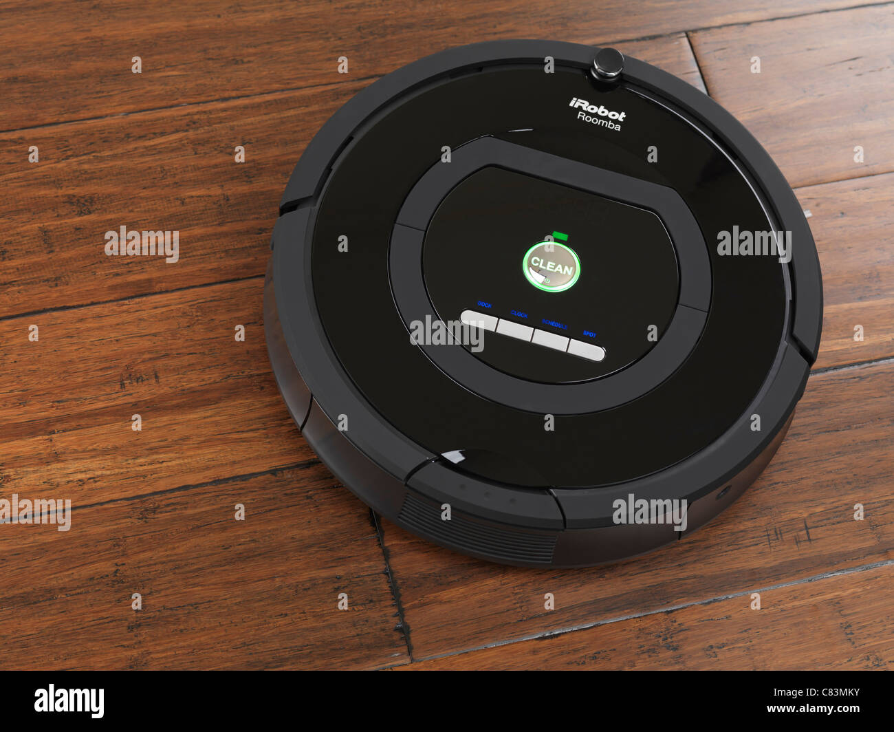 IRobot Roomba 770 aspirateur robot de nettoyage ménagers sur plancher de  bois franc Photo Stock - Alamy