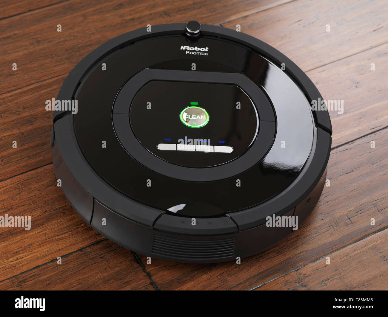 IRobot Roomba 770 aspirateur robot de nettoyage ménagers sur plancher de bois franc Banque D'Images