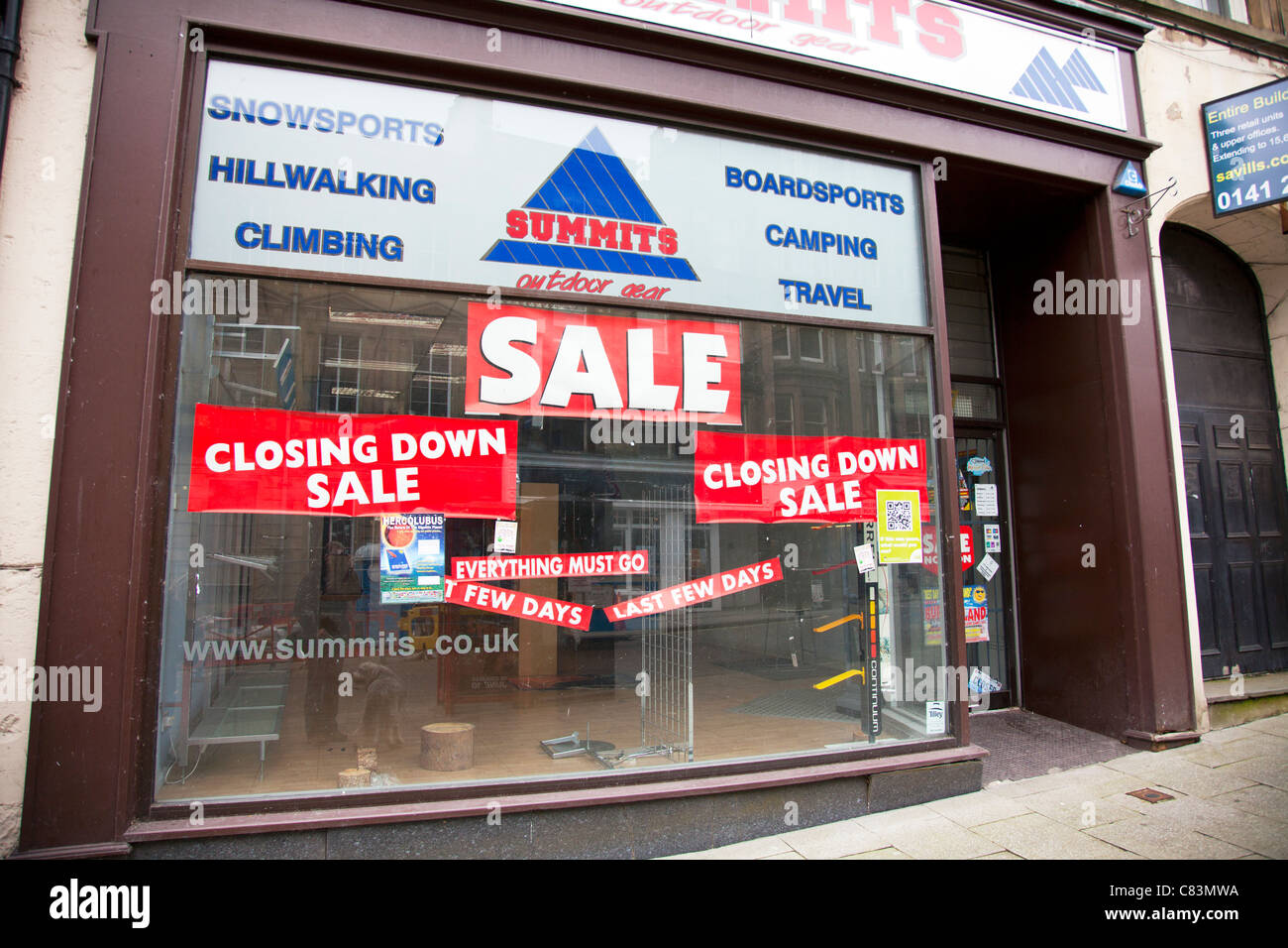 Édimbourg, vide typique boutique avec vente et la fermeture de la fenêtre en signe de resserrement du crédit frappant le high street Banque D'Images