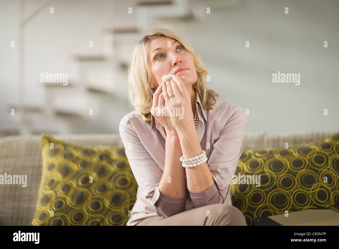 Woman wiping larmes de joues Banque D'Images