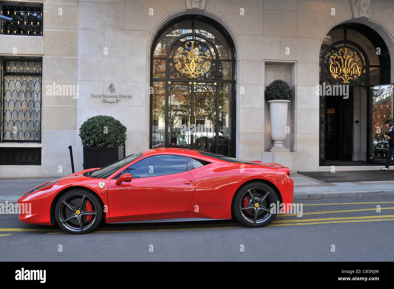 Ferrari voiture avant de l'hôtel Four Seasons George V Paris France Banque D'Images