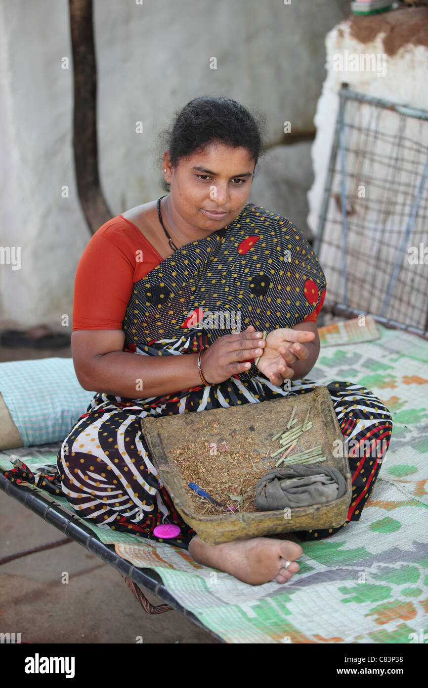 Une femme préparant beedi , cigarettes indiennes Inde du sud de l'Andhra Pradesh Banque D'Images